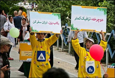 هنرمندان تئاتر خیابانی، زنگ خطر آسیب‌های اجتماعی را شنیده‌اند