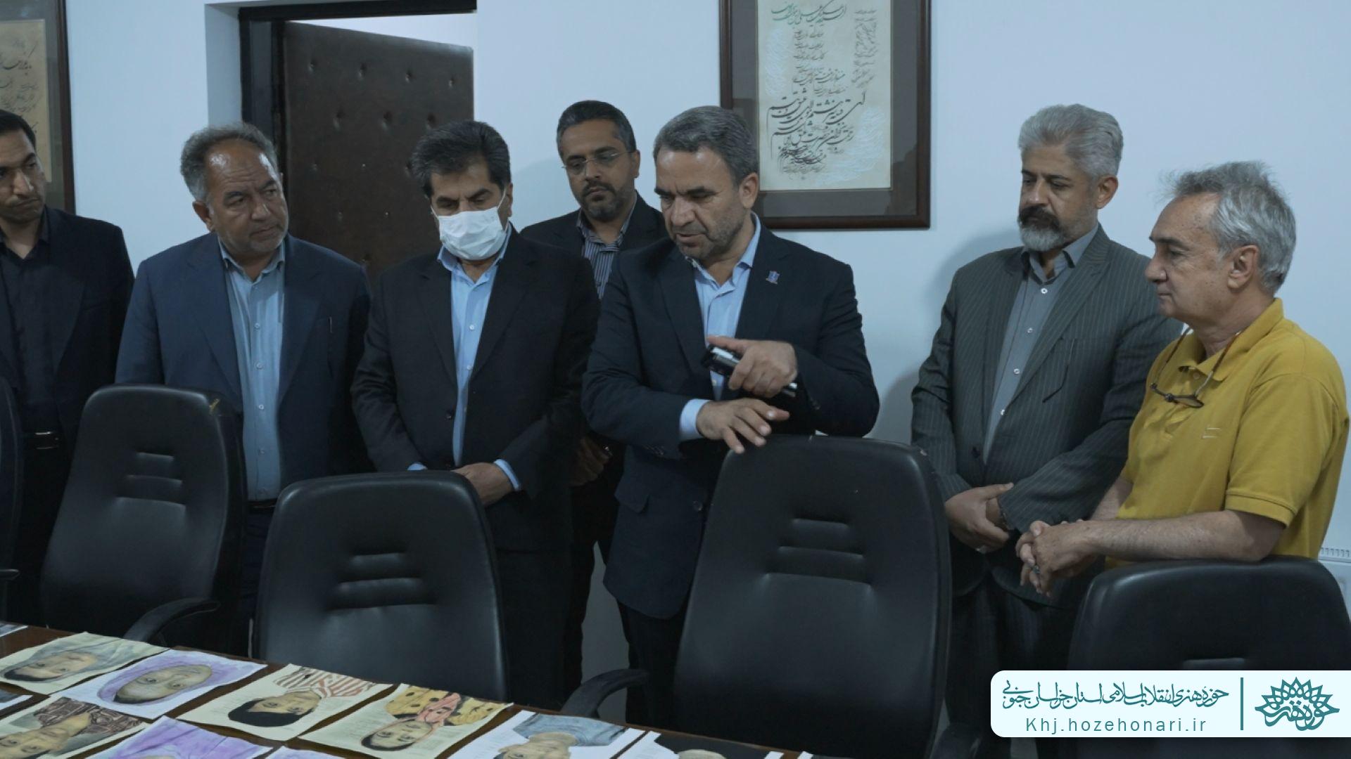 بازدید معاون وزیر آموزش و پرورش،احمد محمودزاده به همراه خسروی نماینده بیرجند در مجلس شورای اسلامی از کارگاه و نمایشگاه رویداد بین المللی نای میناب در محل ساختمان حوزه هنری استان خراسان جنوبی